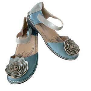 L’Artiste Spring Step Caicos Blue Gray Mary Jane Flats Shoes Size 7 Flower EUC🩵